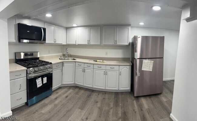 Building Photo - 74 Eaton Pl