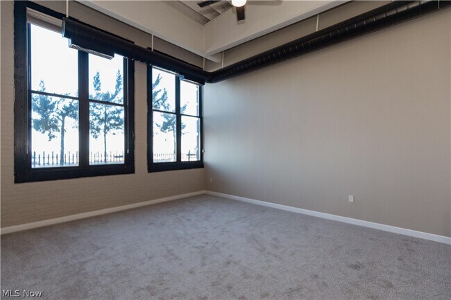 Building Photo - 1133 W 9th St