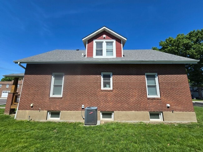 Building Photo - Charming 4BR/2.5BA Home in Historic Washin...