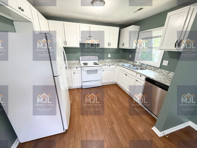Building Photo - Spacious 3 Bedroom / 1 Bath Apartment in Sugar Creek *Ready Now*