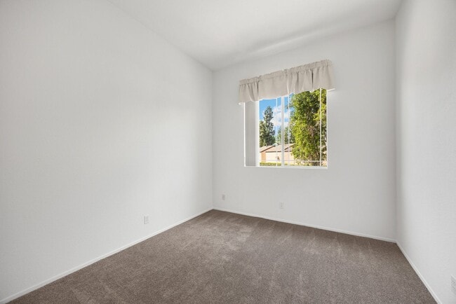 Building Photo - Adorable 2 Story 3 Bed 3 Bath Condo Gated Community