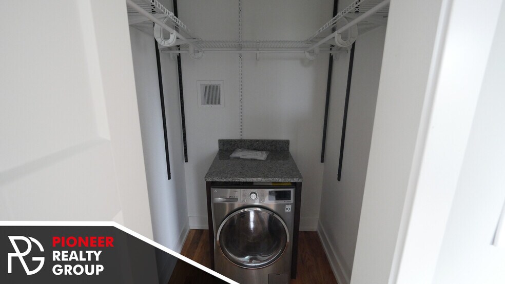 Building Photo - 907 W George St