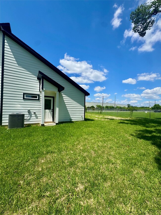 Building Photo - 5710 Delmack St