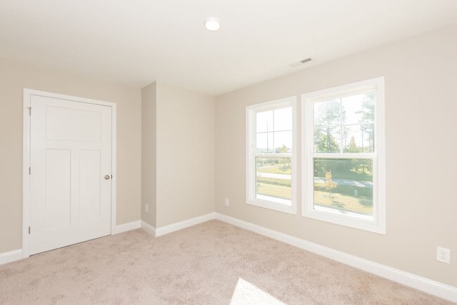 Building Photo - MOVE-IN READY