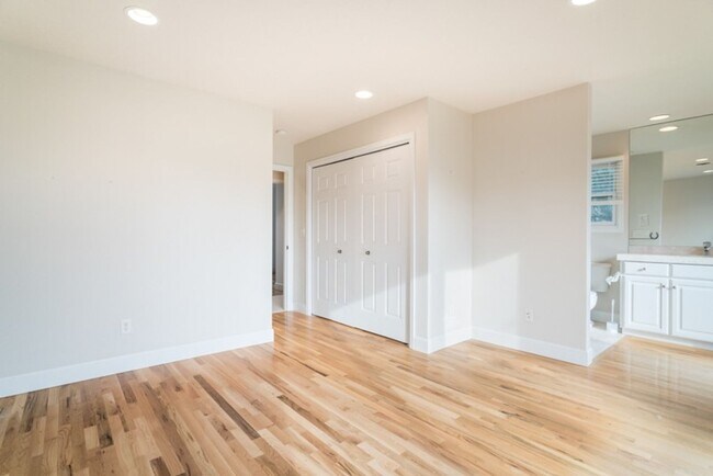 Building Photo - Escape to the Country, Spacious Contemporary in Wilsonville with Shop