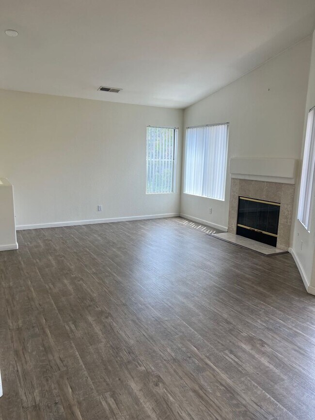 Building Photo - Wonderful 2 bedroom, 2 Bath Condo!  Single...