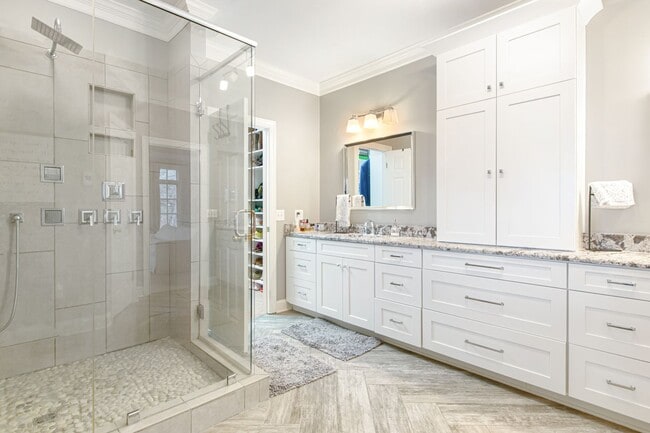 Building Photo - Rent Special! See Description! Spacious Ho...