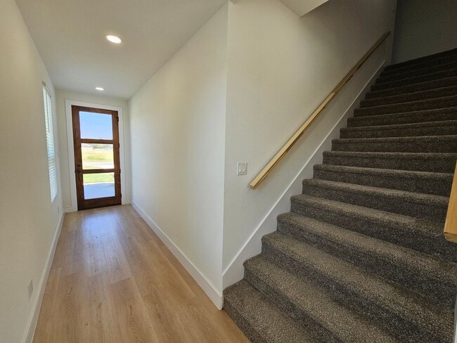 Building Photo - Ready for immediate move in!
