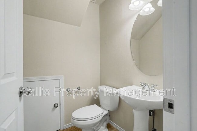 Building Photo - 305 SE Casting St