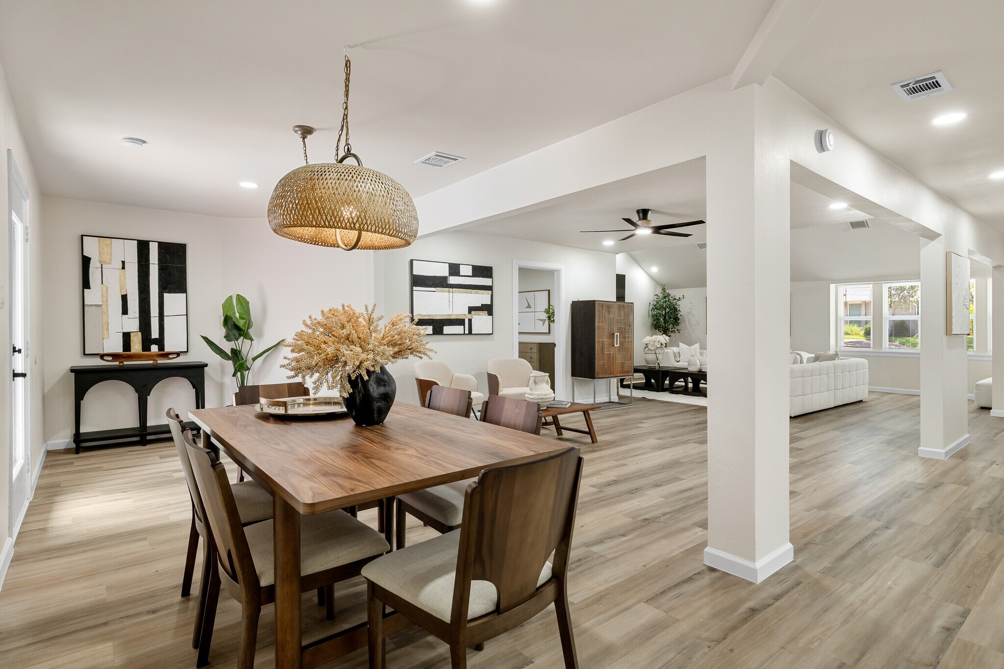 Building Photo - 9690 Fallbrook Dr