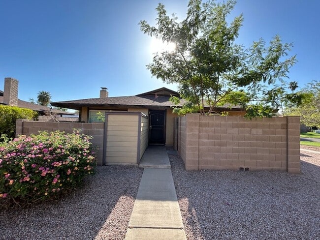 Primary Photo - 1634 W Village Way