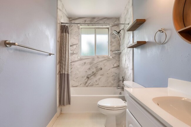 Building Photo - 4 BED 3 BATH HOUSE NEAR CREAK PARK!!!
