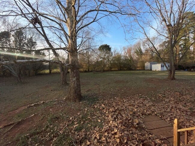 Building Photo - 3 Bedroom 2 Bathroom