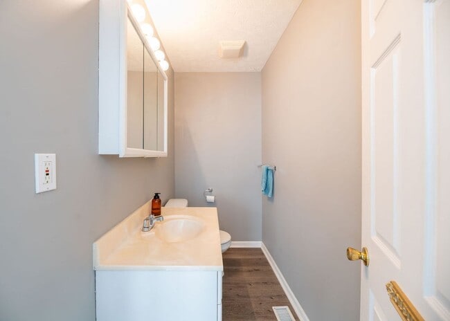 Building Photo - Prime Tremont Location | 2BR with Yard & Parking