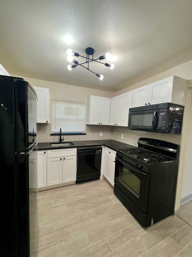 Building Photo - 1505 Maple Dr