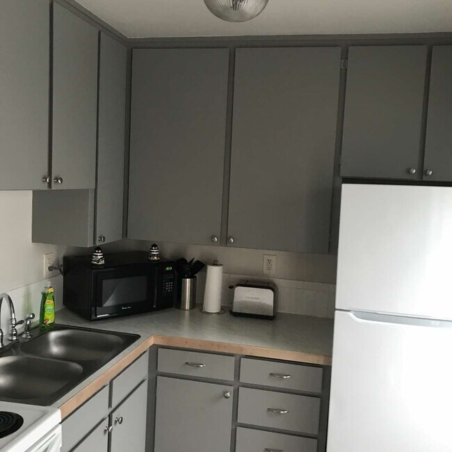 Building Photo - 30 Fern St