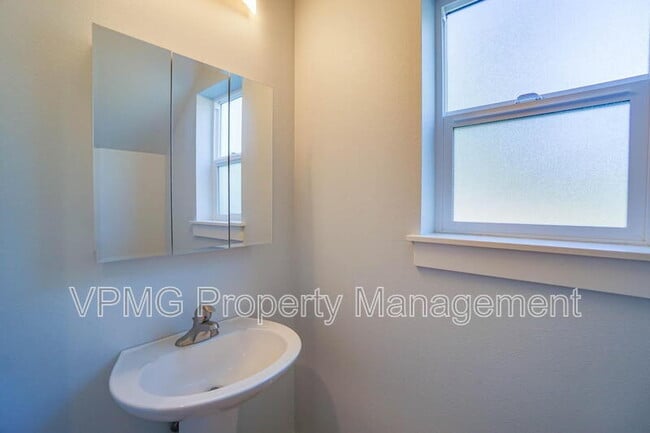 Building Photo - 10703 NE 70th St