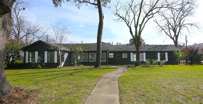 Primary Photo - 5221 Palmetto St