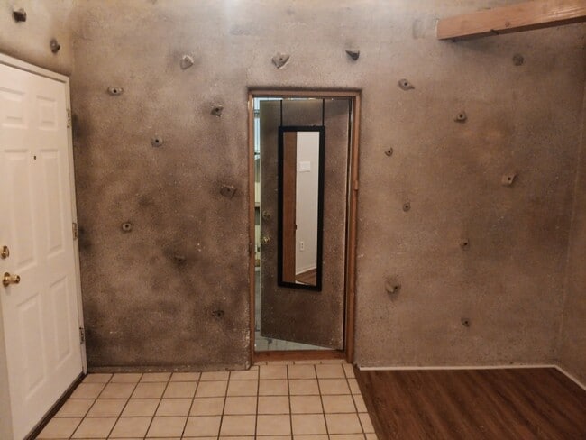 Building Photo - 3 Bedroom, 2 Bathroom Home! Schedule a Showing Soon!