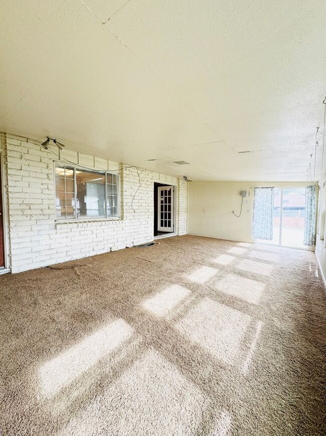 Building Photo - Large 3 Bed, 3 Bath House In Greeley - 4 bonus rooms in basement!