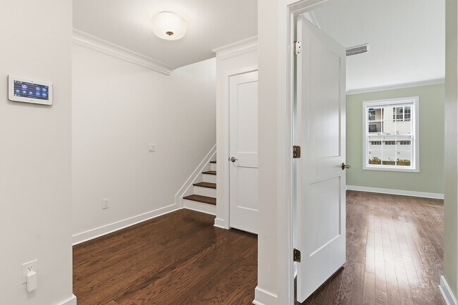 Building Photo - 26 River St