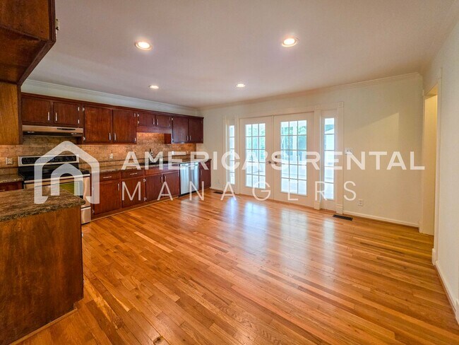 Building Photo - Newly Renovated and Ready for Move In!