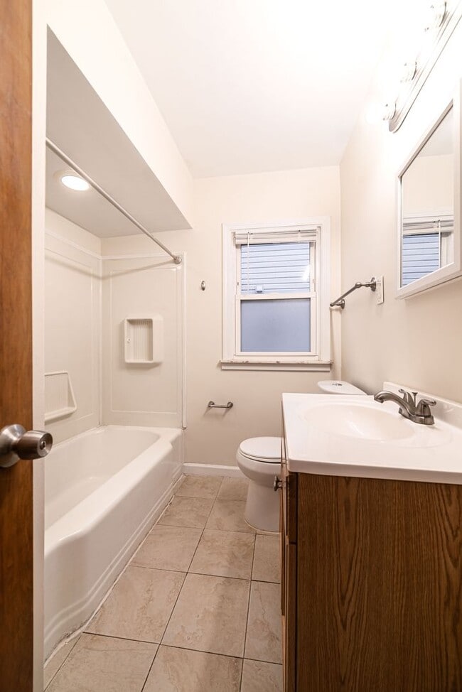 Building Photo - 3 bedroom - 2 bathroom - Lincoln Park - $1...