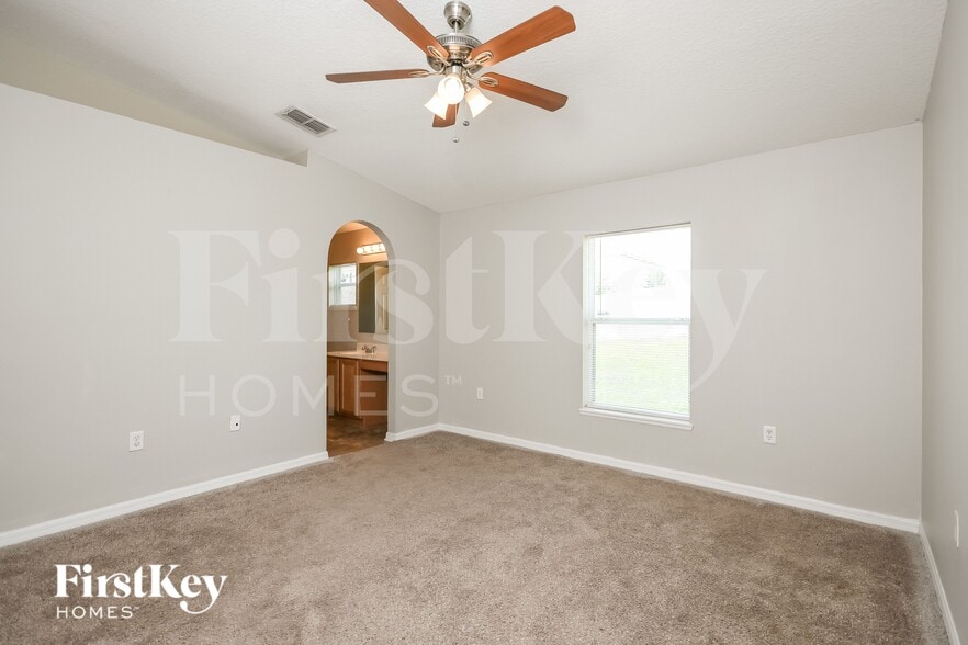 Building Photo - 926 Killarney Ln