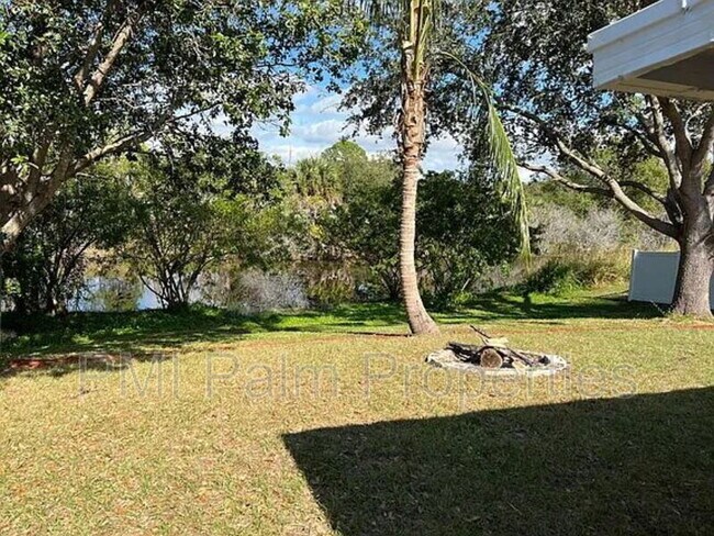 Building Photo - 117 SW Glenwood Dr