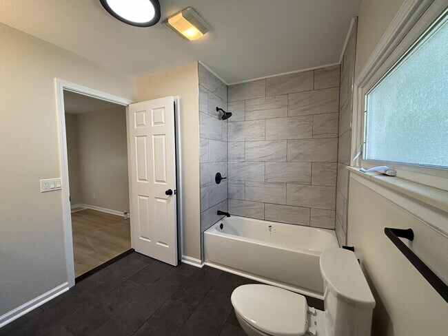 Building Photo - Charming Pet-Friendly Haven with Central AC & Spacious Living in Burton, MI