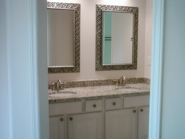 Building Photo - 102 Longstock Ct