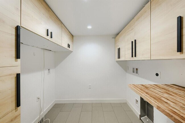 Building Photo - 5503 Wellington Dr