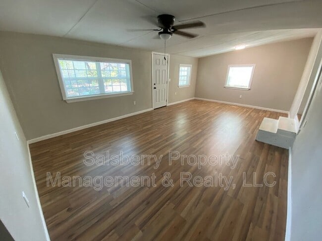 Building Photo - 1100 SE 9th St