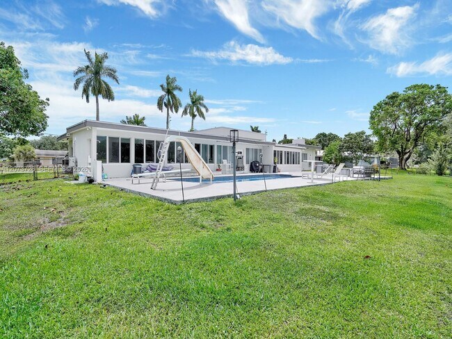 Building Photo - 621 E Tropical Way