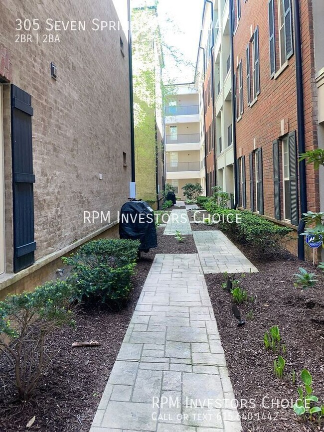 Building Photo - 305 Seven Springs Way