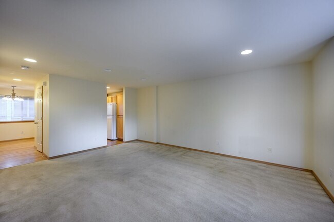 Building Photo - Available in June 2026 Well-maintained 3 bedrooms 2.5 bath townhouse located in the heart of Lake...