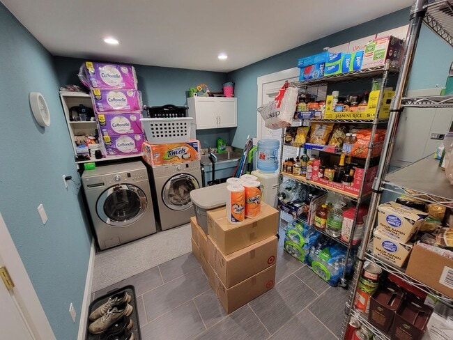 Building Photo - Charming 4 bedrom, 2 bathroom home with ex...