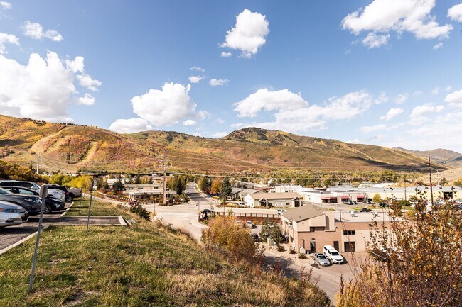Building Photo - 2 Bedroom Fireside Condo- Minutes away from Park City Mountain