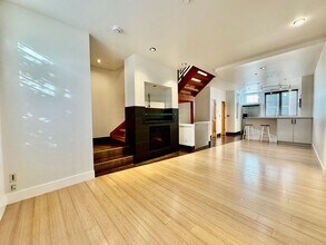 Building Photo - Stunning Fremont Townhome - Incredible Loc...