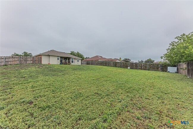 Building Photo - 3301 Southhill Dr