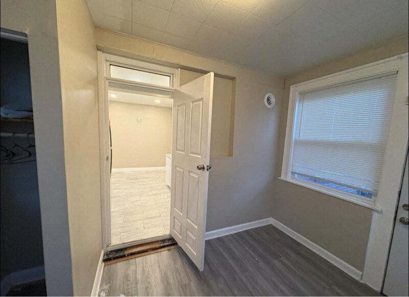 Building Photo - 1637 McLaran Ave