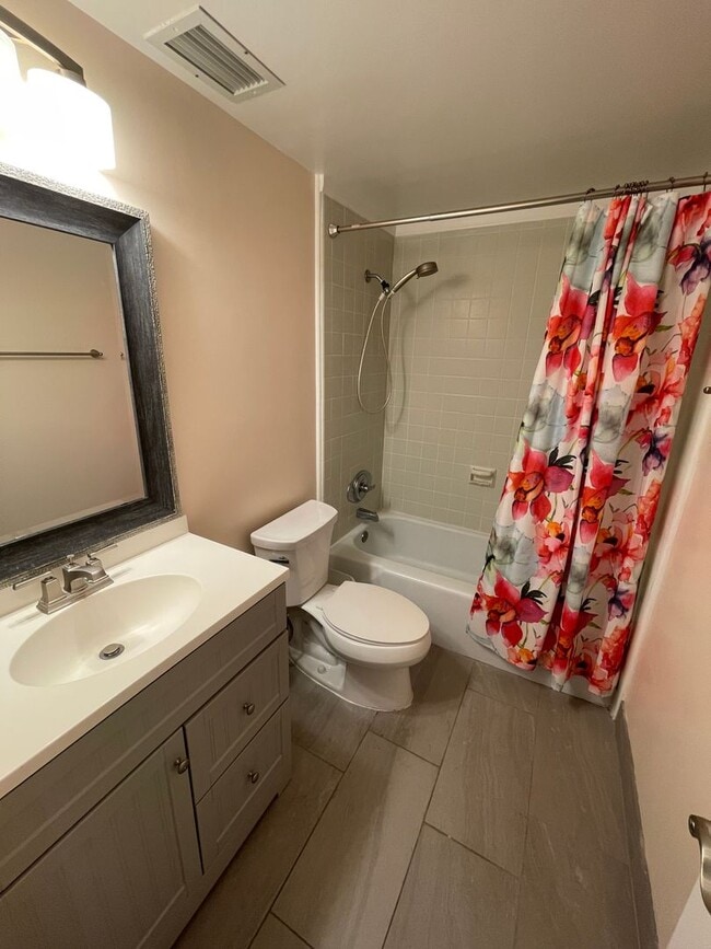 Building Photo - 2 Bed 2 Bath 1 Parking at Marco Polo Apart...