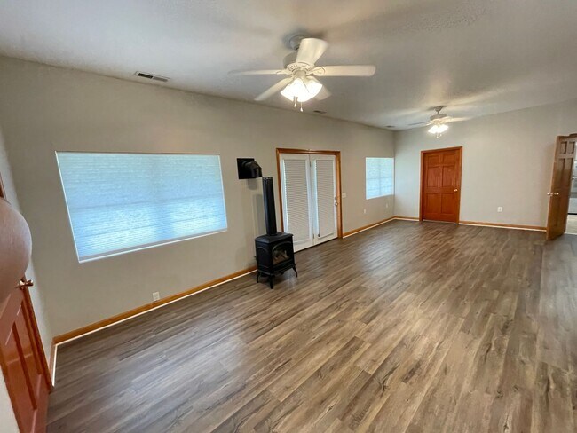 Building Photo - Single family home with BARN/SHOP - Flora, Indiana