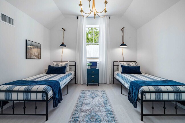 Building Photo - 28 W Castillo Dr