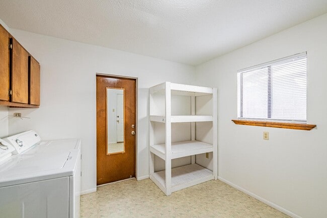 Building Photo - 624 Adams St NE