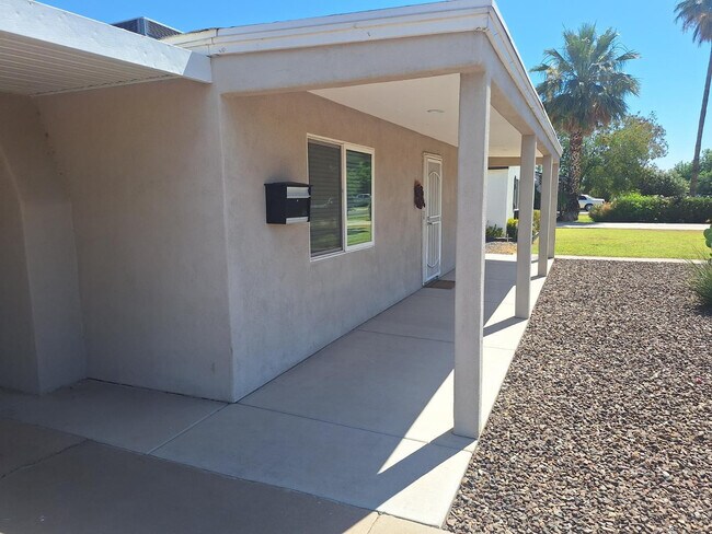 Building Photo - 1748 W Glenrosa Ave