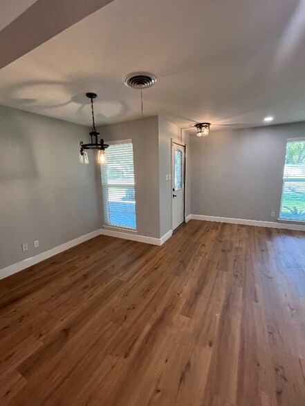 Building Photo - 1823 Shadow Bend Dr
