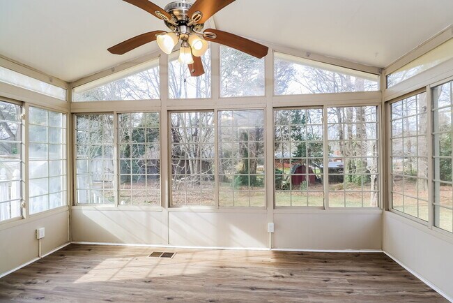 Building Photo - 6335 Teaneck Pl