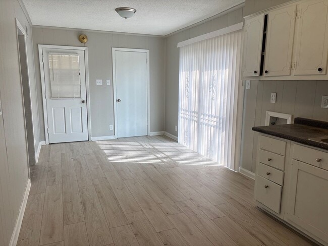 Building Photo - Updated 3 bedroom 1 Bath home - Open To Section 8