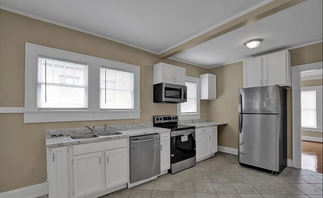 Building Photo - 854 5th St W